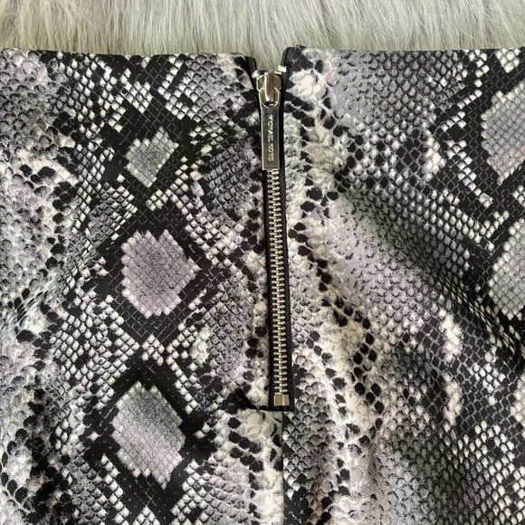 Michael Kors Womens Sz 8 Black Snake Skin Print Pencil Skirt Back Zip Stretch - Picture 7 of 9